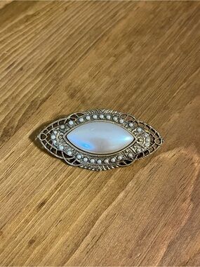 1928 Jewelry Company Gold Tone Filigree Art Deco Bar Pin Brooch Faux Pearl